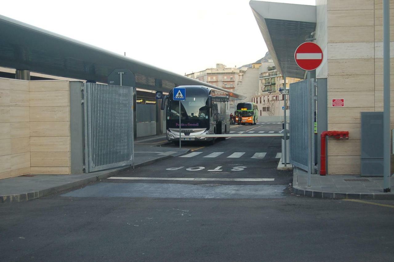 Terminal Bus Cairoli Panzió Palermo Kültér fotó